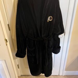 Men’s Redskins Black Robe Size Large